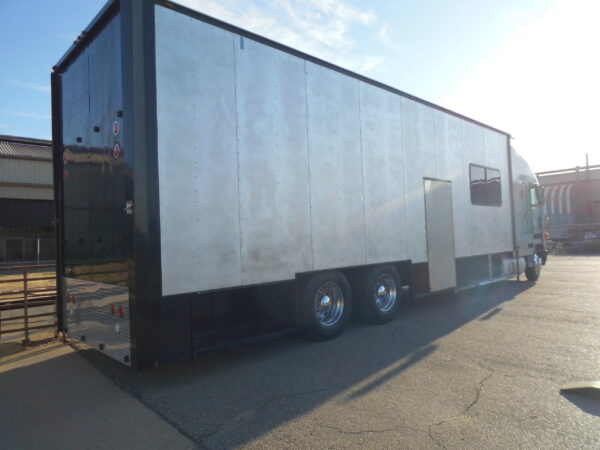1990 Custom Built Peterbilt Cabover - Image 3